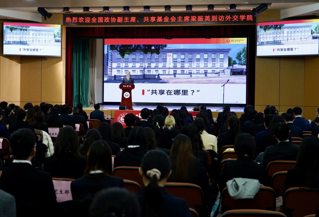 梁主席向師生講話