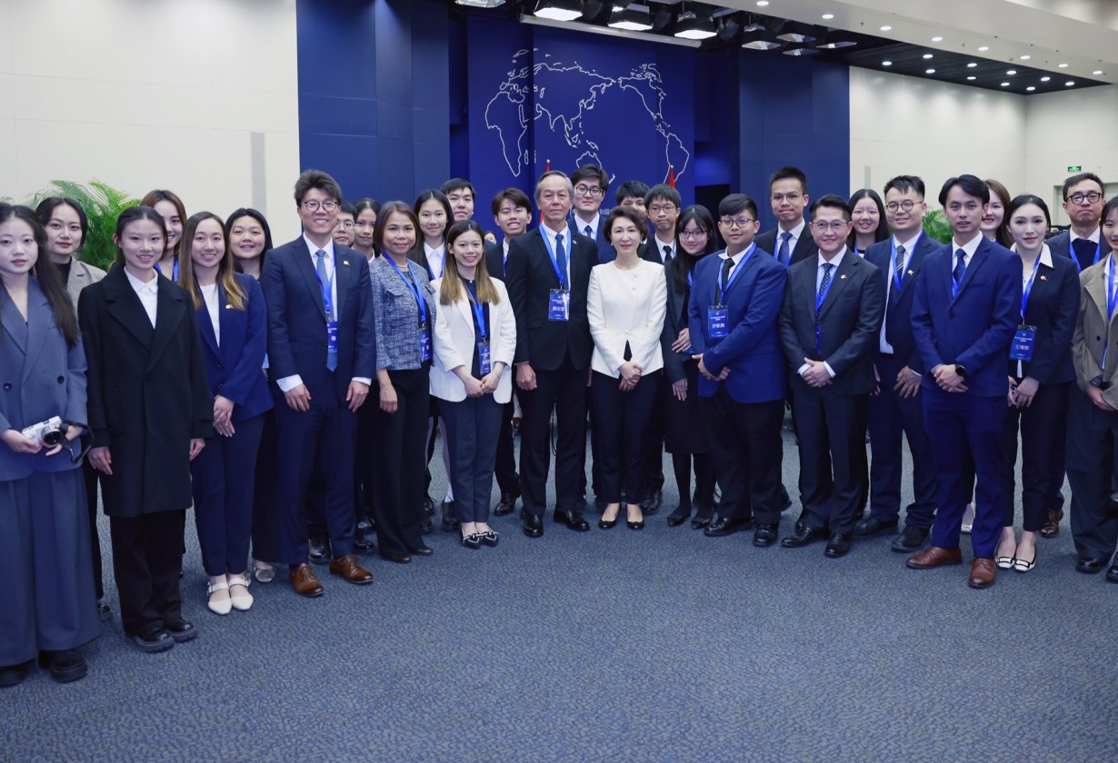 旁聽外交部記者會與毛寧司長交流